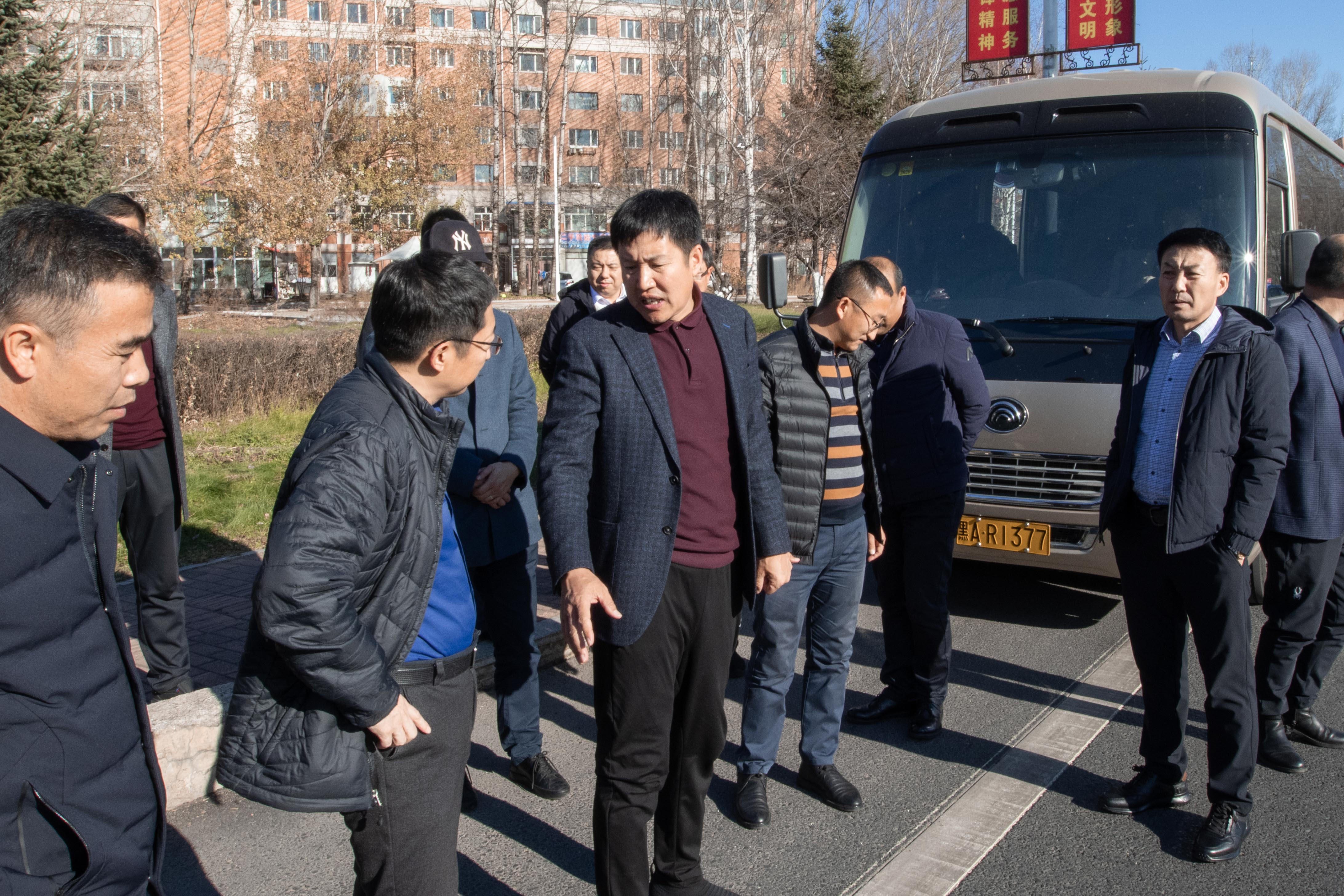 优德88股份党委书记、董事长田玉龙一行深入伊春市市场开展调研工作(图1)