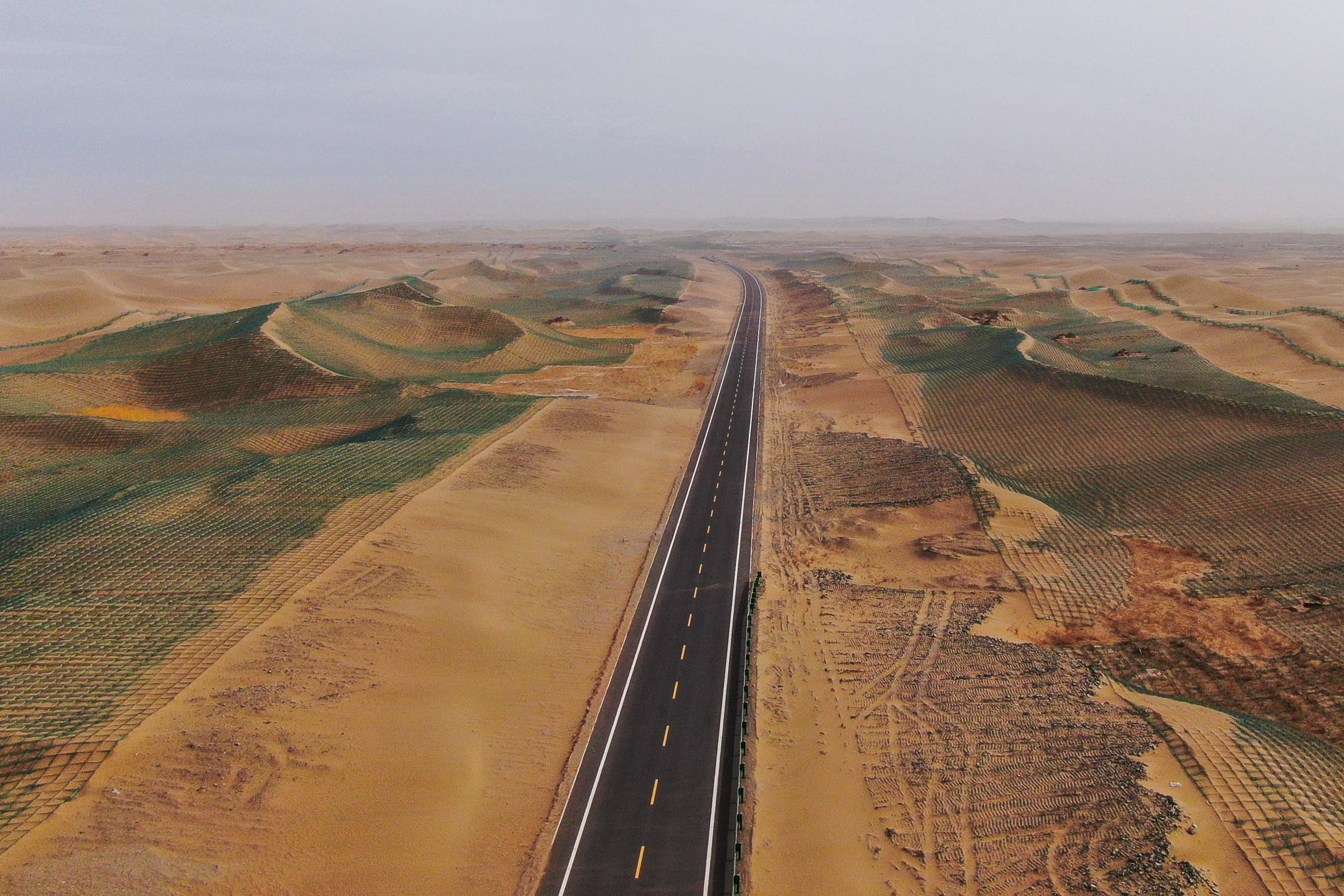 公司承建的内蒙古国道331线北路段公路正式宣告通车(图5) 公司承建的内蒙古国道331线北路段公路正式宣告通车(图5)