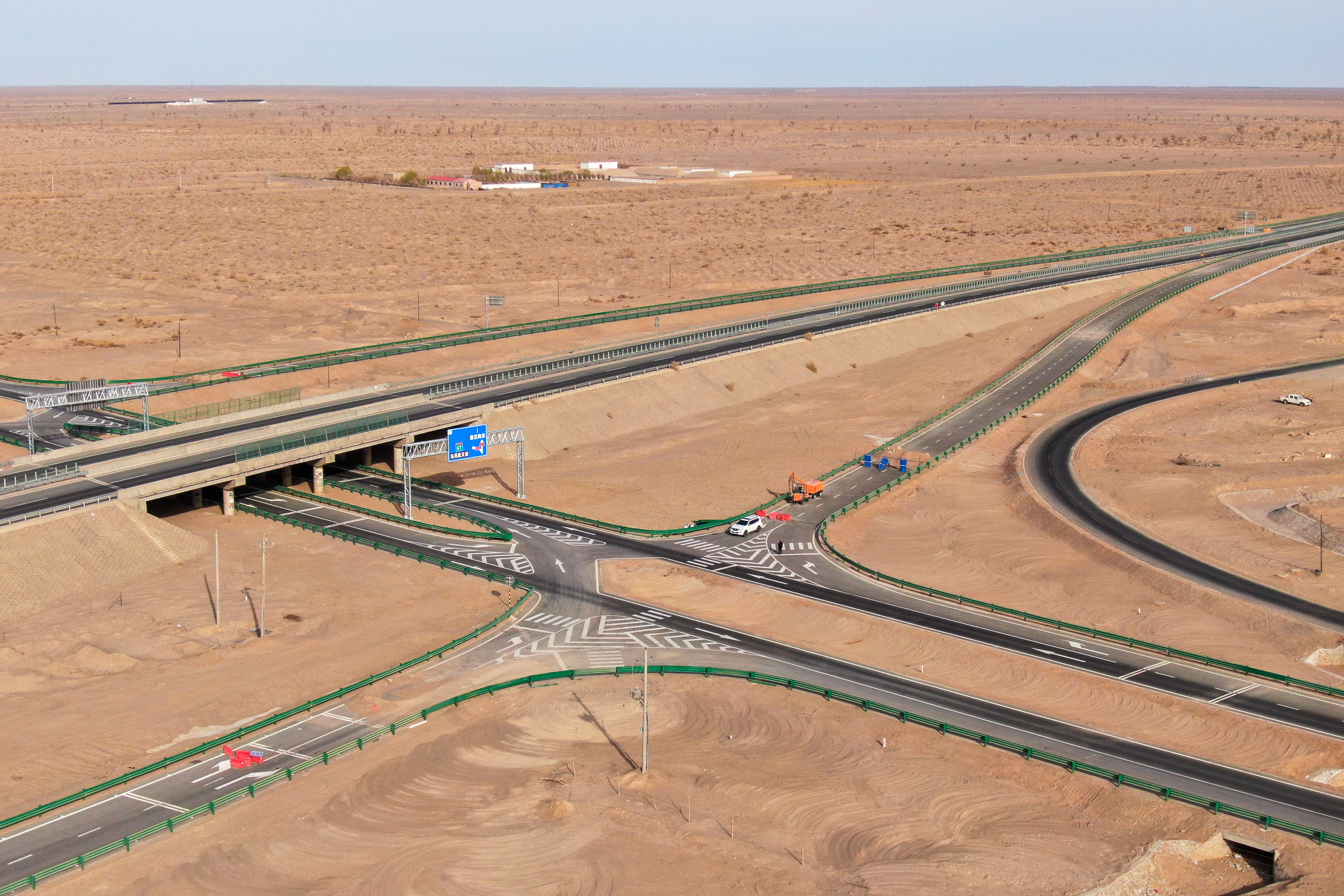 公司承建的内蒙古国道331线北路段公路正式宣告通车(图6) 公司承建的内蒙古国道331线北路段公路正式宣告通车(图6)