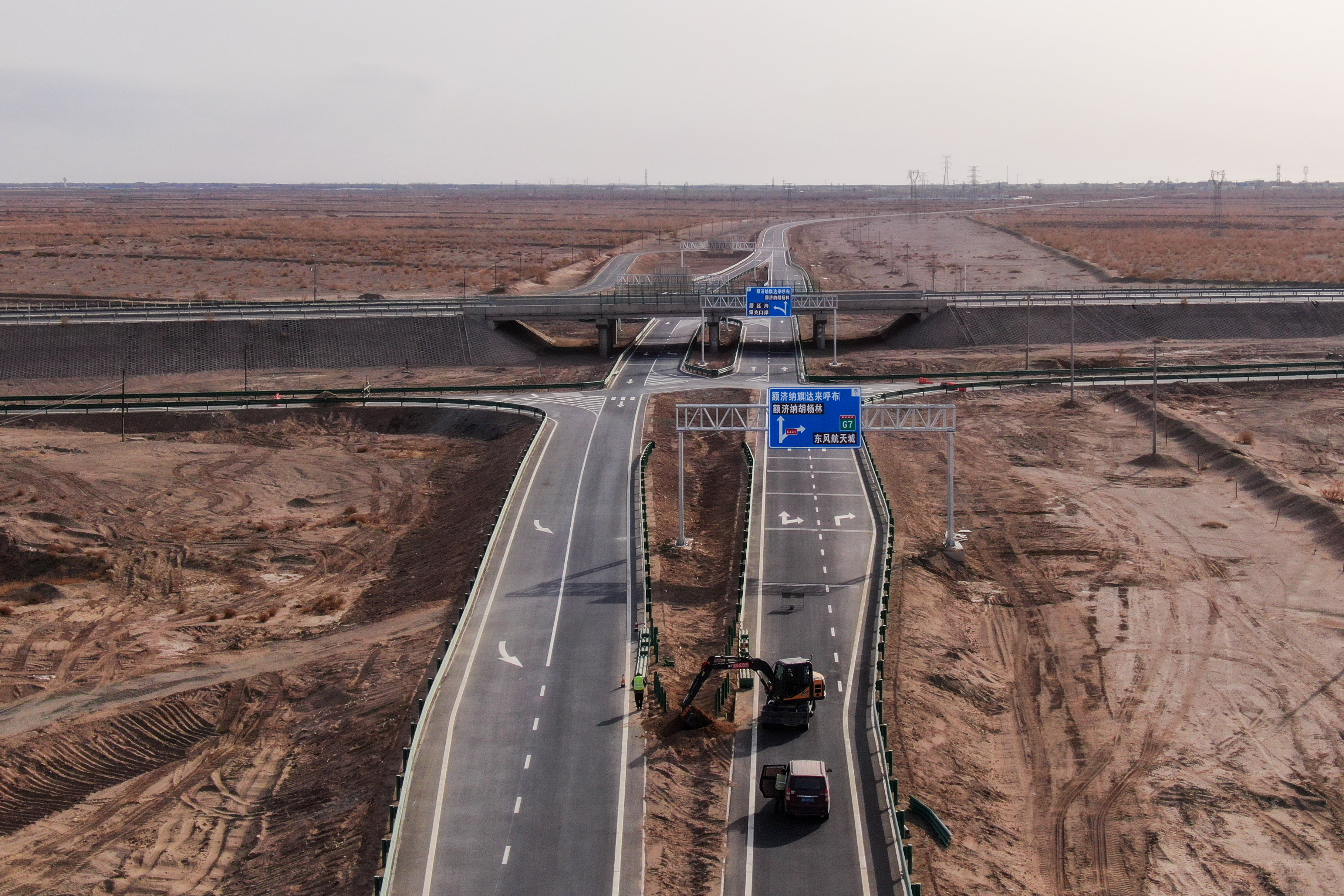 公司承建的内蒙古国道331线北路段公路正式宣告通车(图7) 公司承建的内蒙古国道331线北路段公路正式宣告通车(图7)