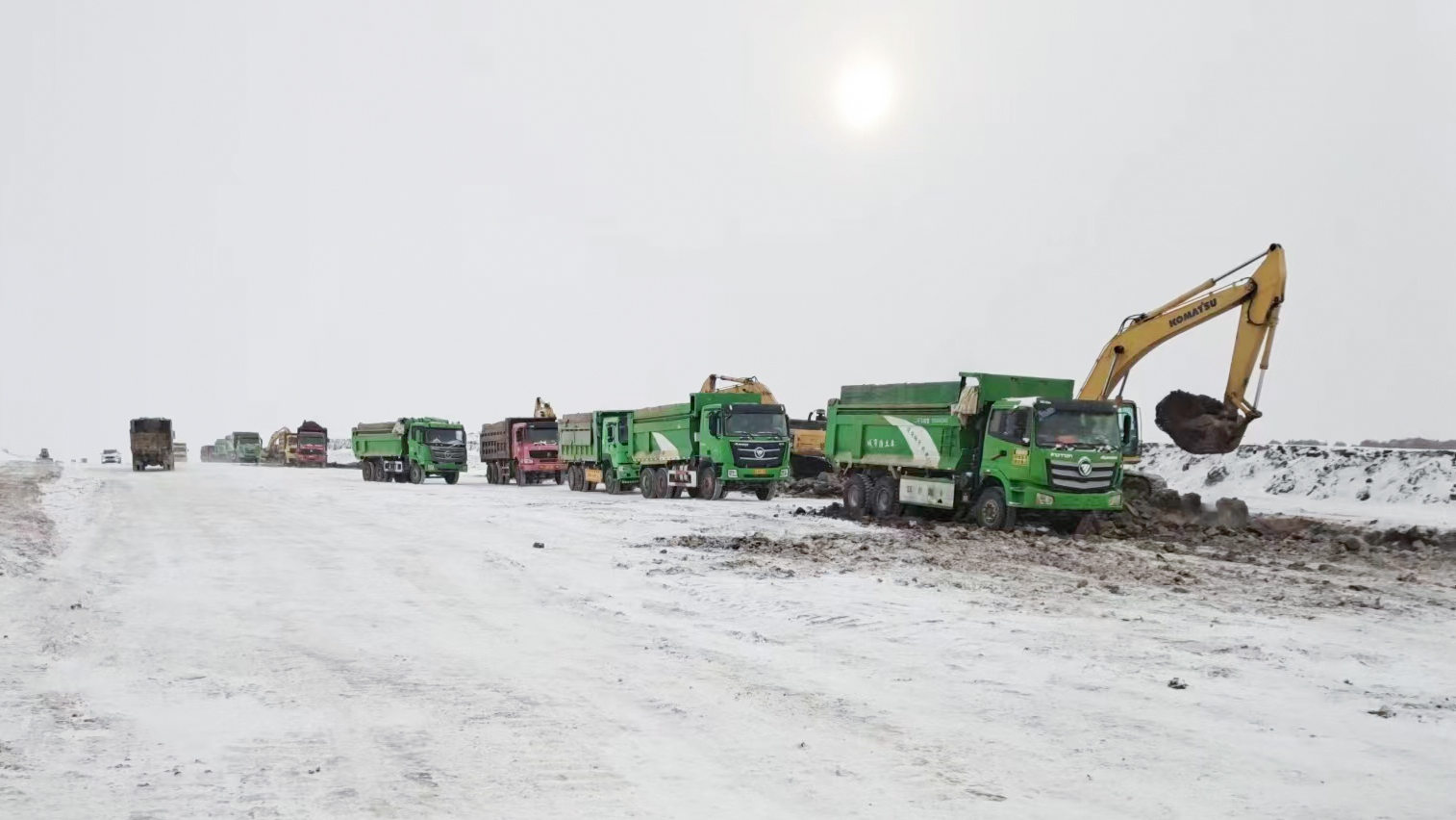 公司北漠高速项目抗严寒保生产 掀起冬季施工热潮(图4) 公司北漠高速项目抗严寒保生产 掀起冬季施工热潮(图4)
