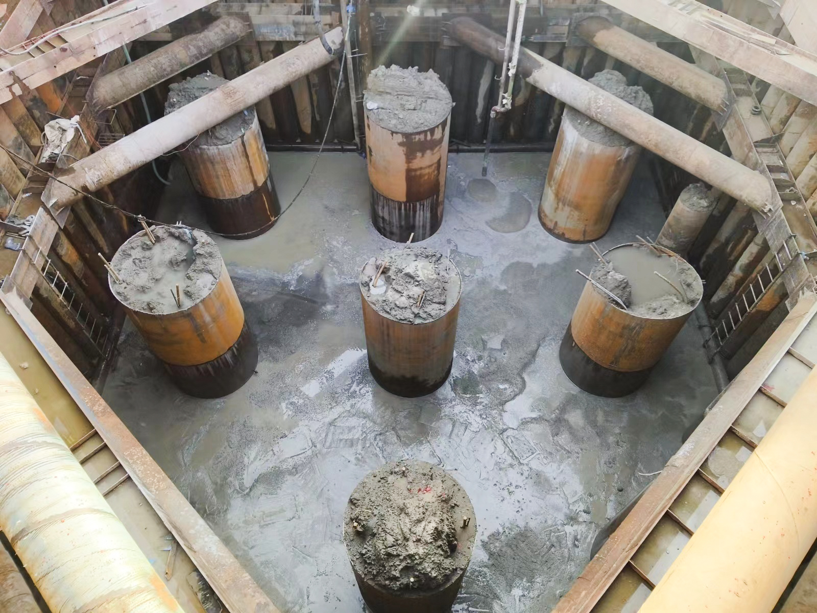 镜头 | 一线 公司承建的哈尔滨都市圈环线西南环段松花江特大桥主塔围堰成功封底(图3) 镜头 | 一线 公司承建的哈尔滨都市圈环线西南环段松花江特大桥主塔围堰成功封底(图3)